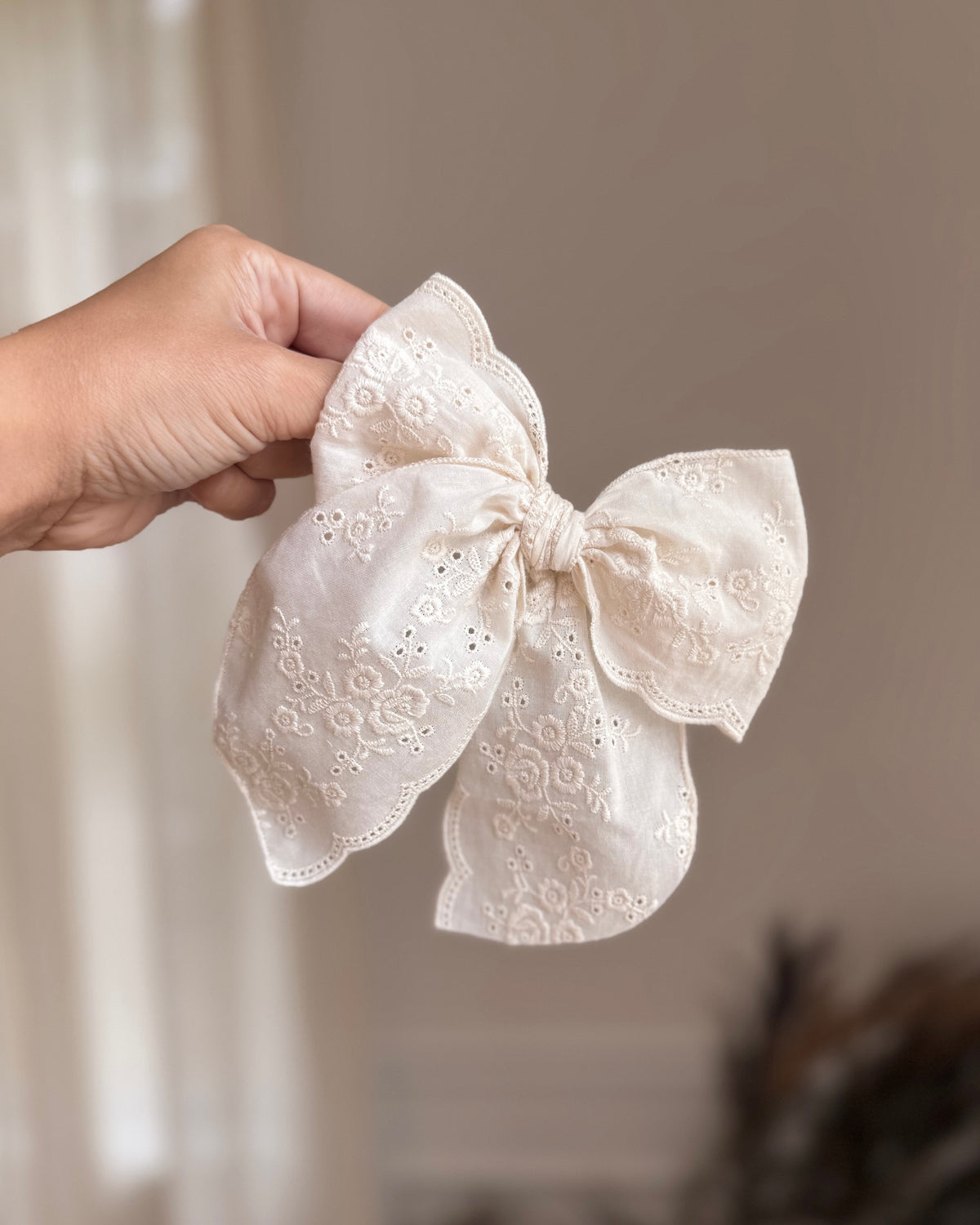 Scalloped cream embroidery / fable / large / clip
