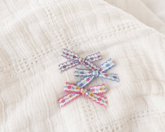 Dainty scalloped floral